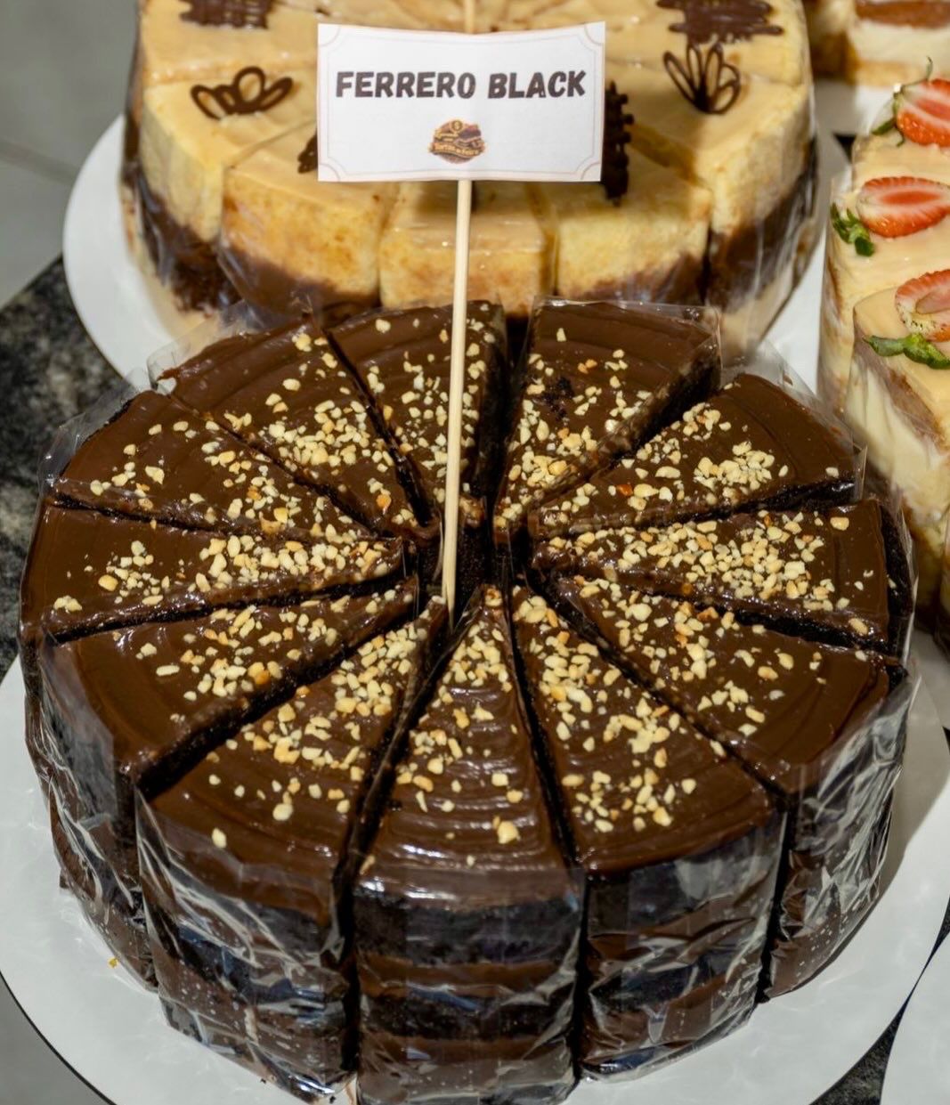 Tortas de chocolate e creme em fatias